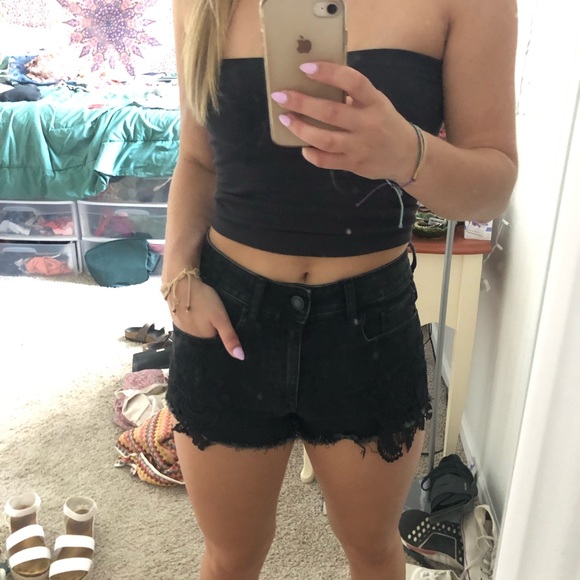 HIGH RISE BLACK DENIM SHORTS - Picture 2 of 3